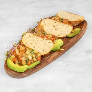 Tartar De Salmón Tres Hierbas Sobre Base Crujiente