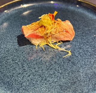 52. Nigiri atún toro flameado (2 pzs.)