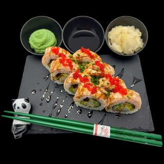 Uramaki z krewetką w tempurze oraz łososiem opalanym - 8 szt