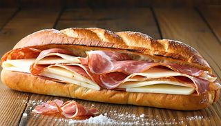 Panino con salame, prosciutto e mozzarella