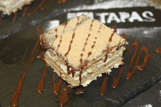 Бисквитена торта с маскарпоне и течен шоколад (150г)