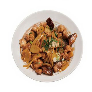 Wok de pollo con bambú y setas