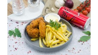 Aripioare crocante,cartofi prajiti,sos de maioneza cu usturoi,Coca Cola zero