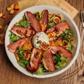 Salată cu piept de rață, brânză de capră și smochine
