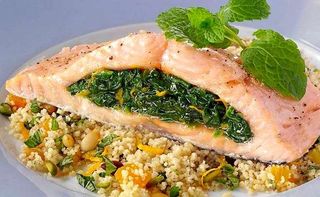 Радужная форель фаршированная шпинатом и моцареллой