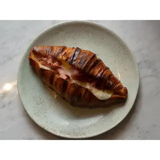 Croissant De Jamón York Y Queso