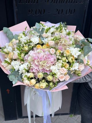 Buchet (2025)din hortenzii roz, trandafiri tross, eustoma, frezia si verdeata decorativa