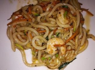 34. Spaghetti di riso saltati con gamberi e verdure