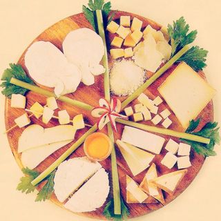 Tagliere di verdure al forno e tomino