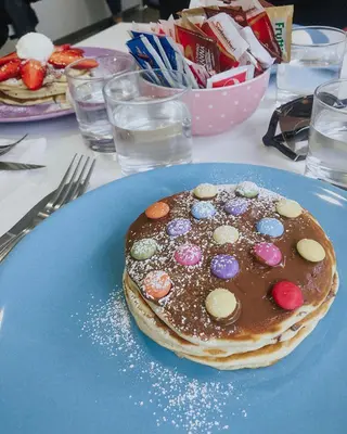 Pancake con Nutella, granella di nocciola e Smarties