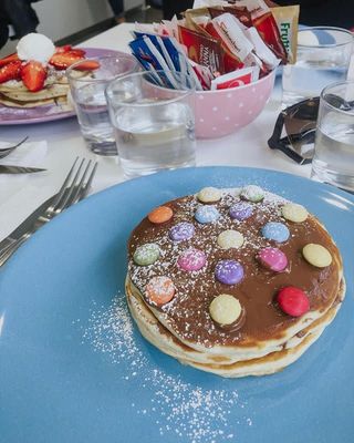 Pancake con Nutella, granella di nocciola e Smarties