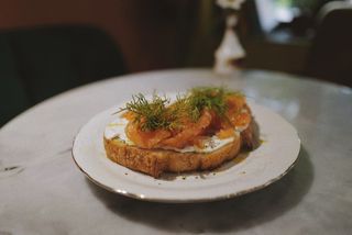 Tostada de salmon grande con queso delicado y eneldo y ajo.