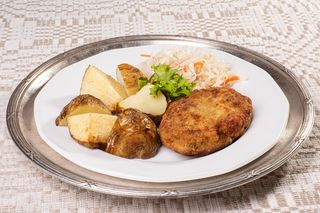 Kotlet drobiowy z kartoflami i  surówką dnia