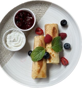 Naleśniki z serem białym, śmietaną oraz dżemem