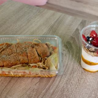 Noodles Teriyaki + Zumo Vitaminas + Parfait Maracuyá 