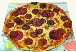 Pizza de pepperoni y salami