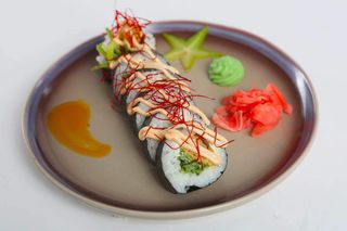 Futomaki z kalmarem w tempurze z kobe i chilli