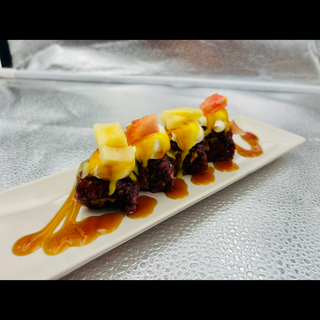 113. Fibra de carne de porc, salmón cocido ,piña,tomate (8 Uds.)