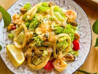 Sałatka z owoców morza w kremowym sosie kokosowym (250g)