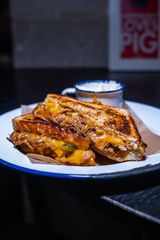 Grilled Cheese сандвич с дърпано говеждо