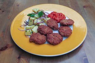 Мини кюфтенца с гарнитура