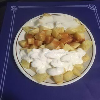 Patatas Tres Salsas 