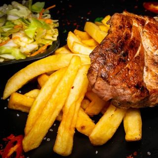 Meniu Ceafă grill cu cartofi prăjiți și salata de varza