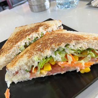 Sándwich Vegetal Con Atún