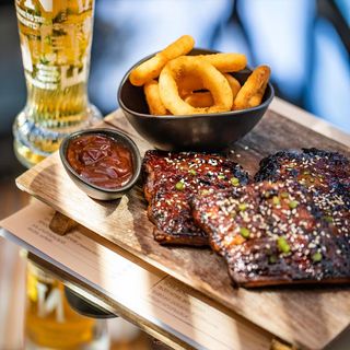 ღორის ნეკნები ტკბილცხარე სოუსით