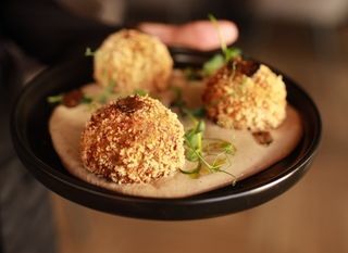 Картопляно-трюфельні крокети з грибним кремом