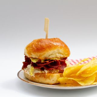 Kanapka slider z pastrami 