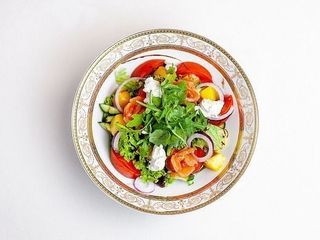 Салат з лососем, манго, томатами, огірком та крем-сиром каліфорнія (300g)