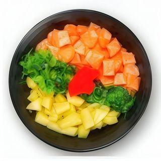 Poke de salmón con wakame, piña encurtida y masago rojo