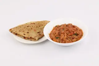 Beans stew with 2 chapatis and a side