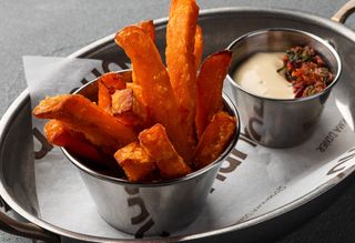 Батат фрі з шаурмовим соусом