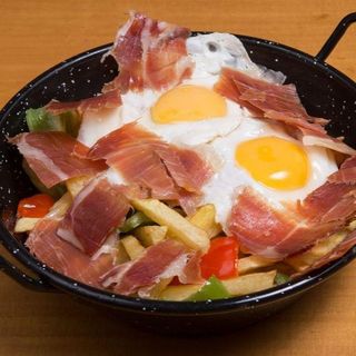 Huevos rotos con jamón