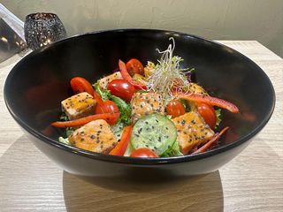 Mix sałat z łososiem