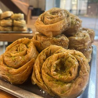 მრგვალი ბურმე ფისტითა და ნიგვზით