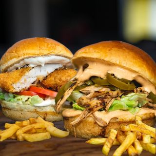 03.PorkZilla Burger+Cryspy Panco Chicken+ 2х Картофки + 2 безалкохолни