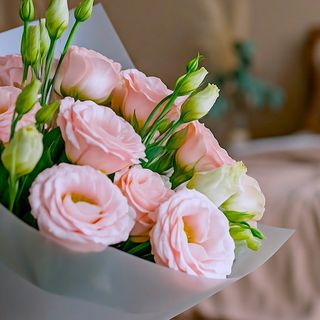 Bouquet lisanthus rose evec emballage 