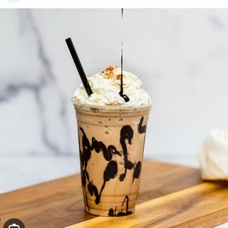 Frappe de caramelo y café con nata montada