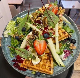 Gofr z camembertem i gruszką