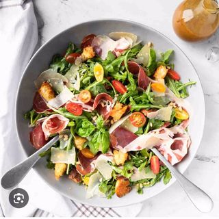 Tuscan salad con prosciutto, tomato e mozzarella