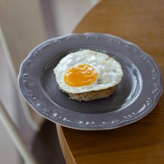 Бифштекс с яйцом