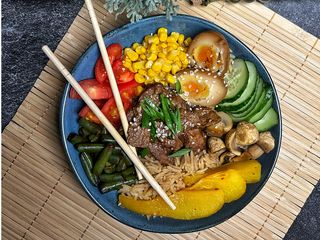 Боул з телятиною в BBQ з чорним часником та грушею карі (460g)