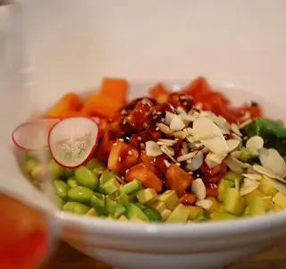 Pokè salmone crudo