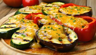 Зеленчуци запeчени с топено сирене и кашкавал