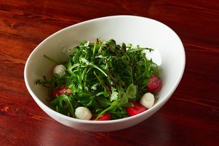 Беби моццарела с рукколой