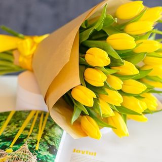 Buchet din 21 Lalele Galbene în Hârtie Naturală
