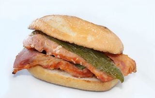 Bocadillo de lomo y pimientos